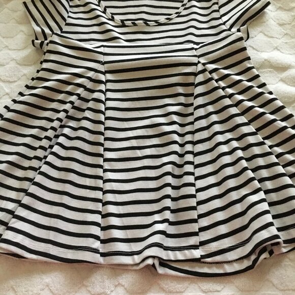 Papaya black and white stretch pullover mini-dress, sz Medium. - Picture 3 of 11